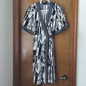 BCBGmaxazria BCBG white & black wrap dress XS